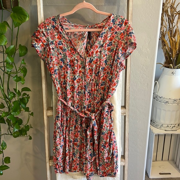 Pink/red/blue floral American eagle romper with cinched tie waist and open back - Picture 1 of 4